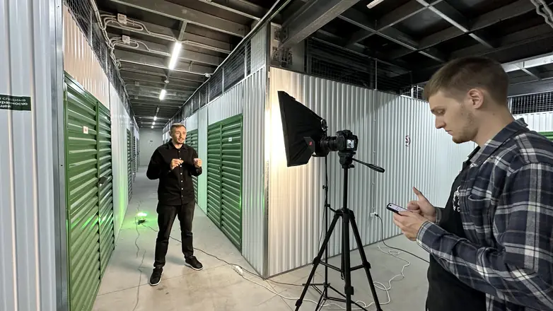 Self-storage shoot: light, tripod and our director