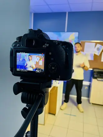 Camera monitor frames a speaker in an office