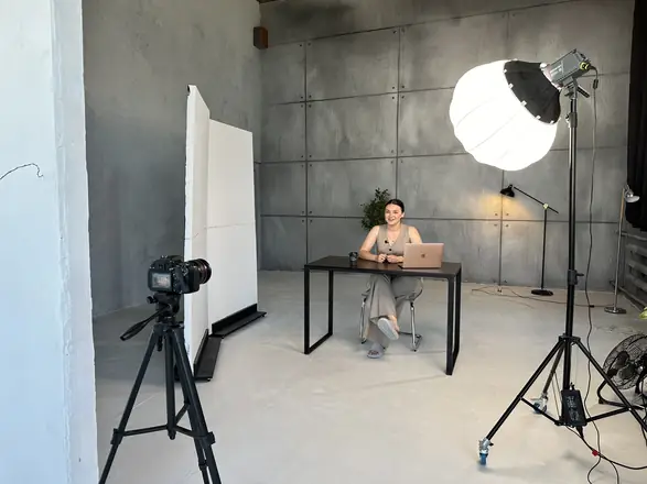 Grey studio with a big dome light and one camera