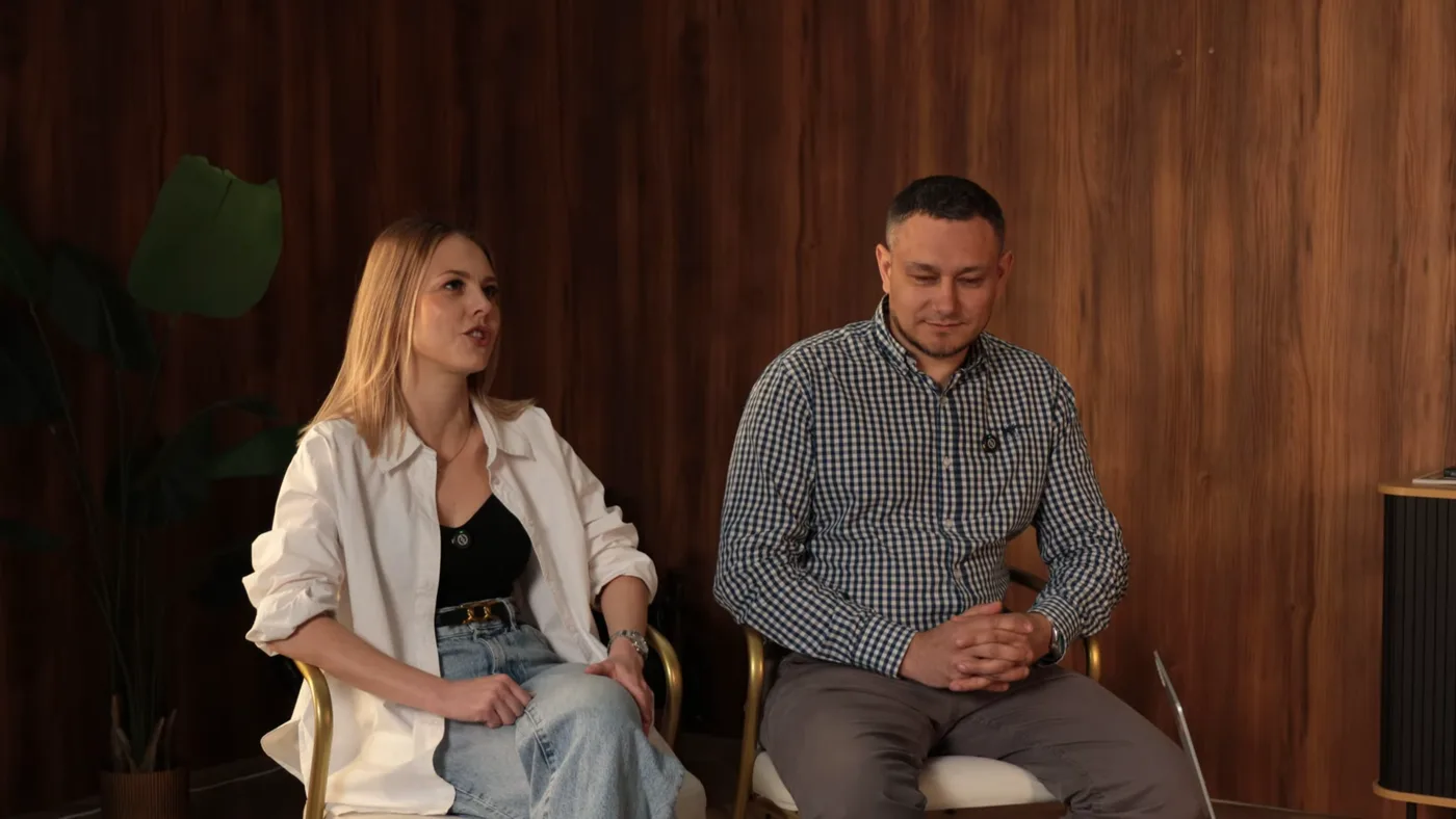 Two members of the Tvoy Sklad team on the company podcast, explaining the franchise to investors